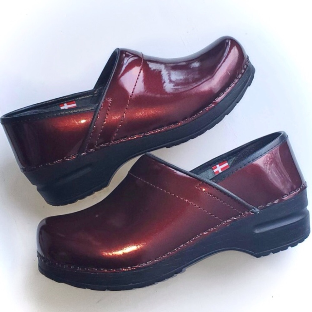 SANITA DANSKO womens PROFESSIONAL slip-on clogs BURGUNDY patent leather 37 NEW